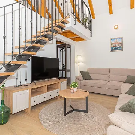 Feriehus Beautiful Home In Sibenik With Kitchen *