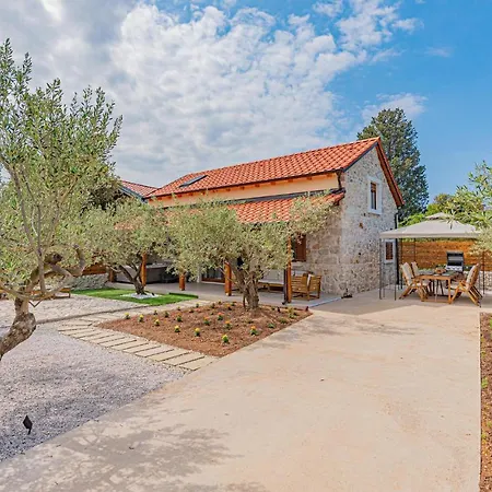 Beautiful Home In Sibenik With Kitchen *